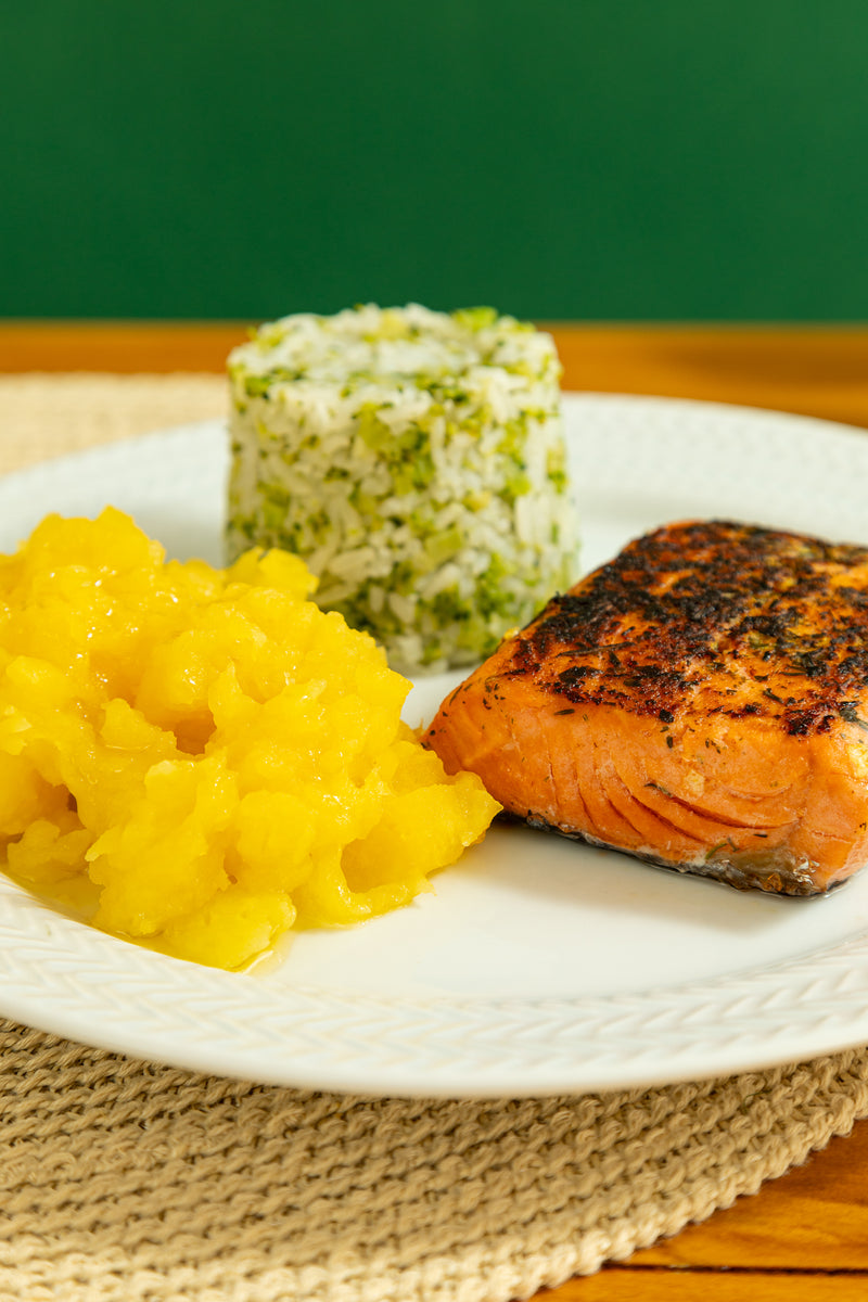 Salmão Grelhado, Purê de Mandioquinha e Arroz c/ Brócolis