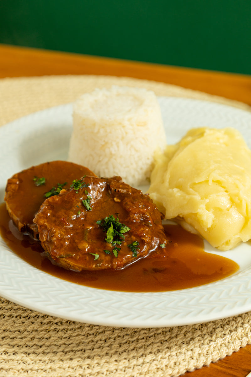 Lagarto ao Molho Madeira, Arroz Branco e Feijão Carioca